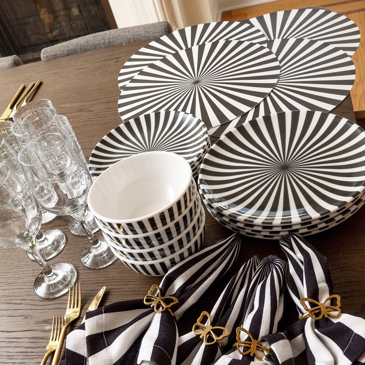 Black & White Starburst Hostess Set - 20 Piece Setting