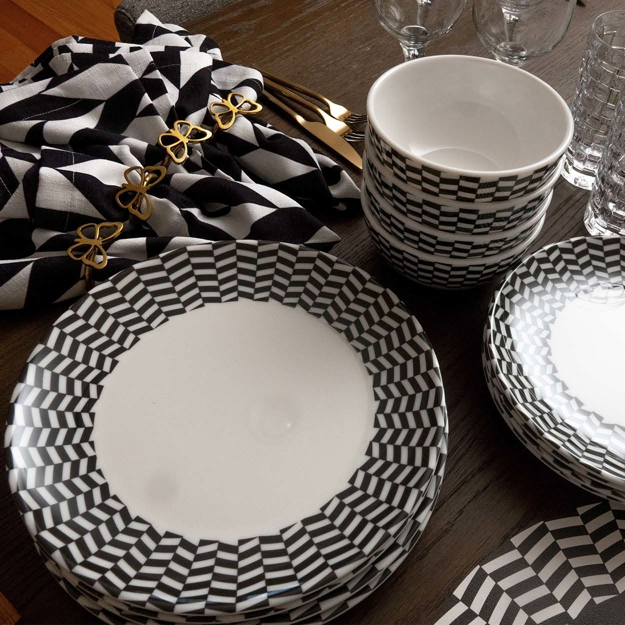 Black & White Chevron Dinner Plate Set of 4