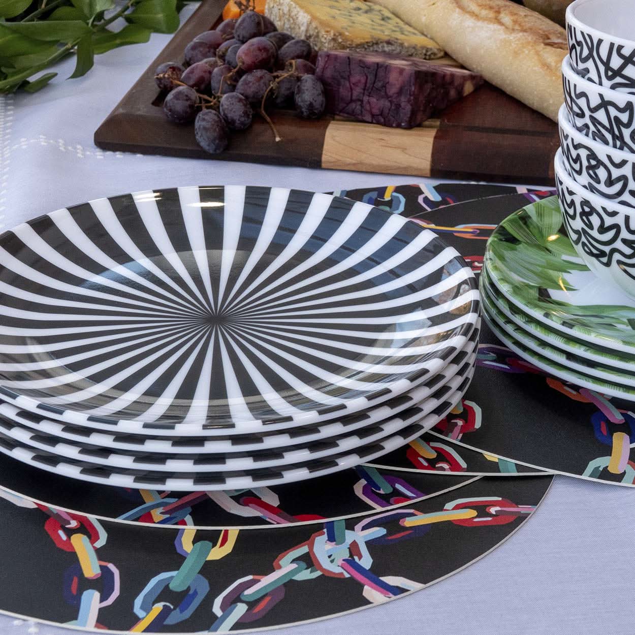 Black & White Starburst Dinner Plate Set of 4